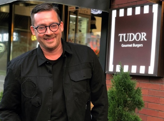 Tudor Gourmet Burgers își închide activitatea după un deceniu de prezență pe piață. Proprietar: Continuăm cu francizele și ne vom concentra pe producție și retail