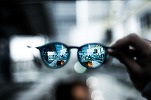 Tranzacția prin care rețeaua Optiblu și Optiplaza este vândută unui gigant italo-francez - pe masa Concurenței