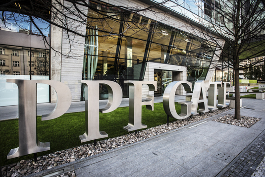Fiul fondatorului PPF Group, proprietarul PRO TV, își vinde participația la grupul ceh 