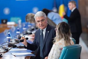 Ministru: Nu se pregătesc alte creșteri de taxe, ci reduceri de cheltuieli pentru a acoperi majorările din legea salarizării. Variantă îmbunătățită pentru Educație și Sănătate, dar încă fără acordul sindicatelor