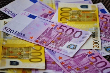 Sumele trimise în țară de românii din străinătate au crescut. România, pe prima poziție în UE la intrările din transferuri personale