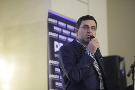 Gala Povești cu Profit Made în România: Daniel Cârstea, Director general Profi - Povestea noastră este similară cu cea a Profit.ro! Și o poveste nostimă dintr-o comună: cu vaca la angajare ca șef de magazin