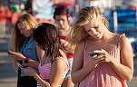 Traversarea străzii cu ochii la telefonul mobil, pedepsită pentru prima oară într-un mare oraș american. Cât este amenda