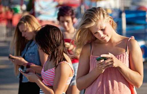 Traversarea străzii cu ochii la telefonul mobil, pedepsită pentru prima oară într-un mare oraș american. Cât este amenda