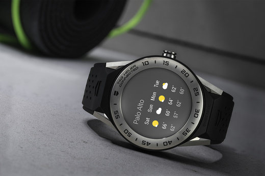 Tag Heuer lansează un smartwatch cu aspect tradițional care costă peste 1.000 de euro