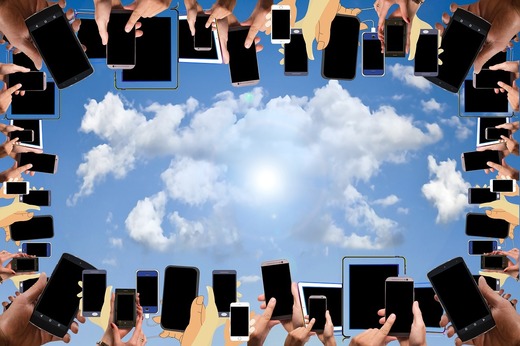 STUDIU Jumătate dintre români se întorc din drum dacă își uită telefonul acasă chiar dacă întârzie la serviciu, 11% dorm cu telefonul lângă ei
