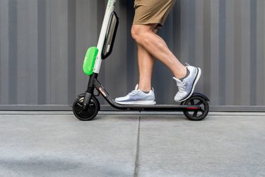 Trotinetele și bicicletele electrice sunt cea mai nouă variantă de transport din Google Maps