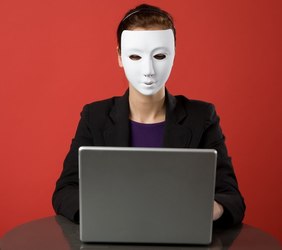 Accesul la informații clasificate va depinde și de comportamentul pe Facebook sau Twitter al solicitanților. "Studierea persoanelor din listele cu prieteni contribuie substanțial la stabilirea loialității, caracterului și discreției."