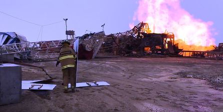 Suprastructura metalică a sondei care arde de două săptămâni în Satu Mare a fost îndepărtată