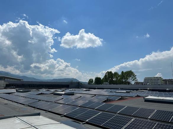FOTO Auchan instalează panouri fotovoltaice pe hipermarketuri