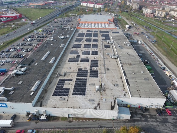 FOTO Auchan și Leroy Merlin instalează panouri fotovoltaice pe magazine
