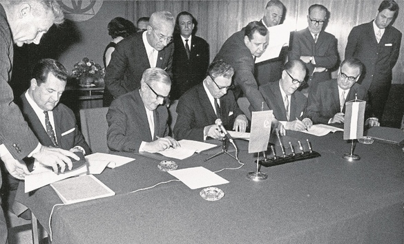 Semnarea contractului de import de gaze între OMV și URSS, 1968. Sursă foto: Gazprom