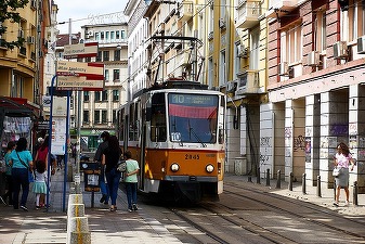 Și traficul auto din Sofia este un calvar. Ca și pe bucureșteni, pe bulgari îi salvează metroul. A fost finanțat masiv prin fonduri europene, iar consultanții nu au fost costisitori cum a invocat Vâlcov în cazul spitalelor regionale