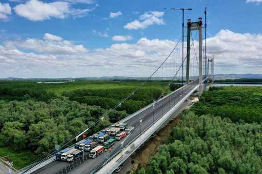 VIDEO Podul peste Dunăre de la Brăila, tot mai aproape de marea inaugurare: constructorul montează marcajele rutiere