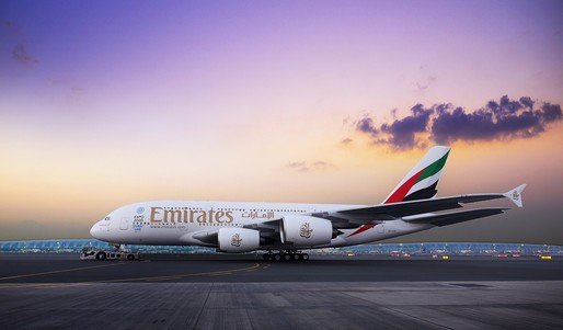 Emirates caută 5.000 de însoțitori de bord în întreaga lume. Salariu de 2.500 de euro net pe lună, 30 de zile de concediu și călătorii cu hiper-disconturi