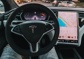 Anchetă asupra a 2,6 milioane de vehicule Tesla, din cauza funcției de conducere la distanță