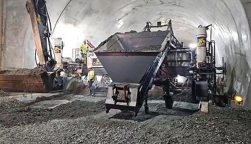 VIDEO Autostrada Sibiu-Pitești, secțiunea 4 (Tigveni -Curtea de Argeș): În scurt timp va începe turnarea betonului rutier și pe calea de rulare a celei de-a doua galerii