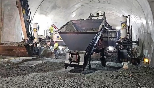 VIDEO Autostrada Sibiu-Pitești, secțiunea 4 (Tigveni -Curtea de Argeș): În scurt timp va începe turnarea betonului rutier și pe calea de rulare a celei de-a doua galerii