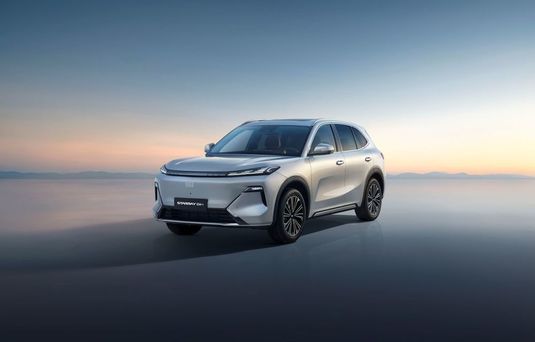 Geely lansează primul său SUV plug-in hybrid în România FOTO