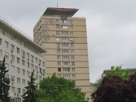 FOTOREPORTAJ: Tencuiala unui bloc din centrul Capitalei se prăbușește, la doar 3 ani de la reabilitare