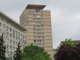 FOTOREPORTAJ: Tencuiala unui bloc din centrul Capitalei se prăbușește, la doar 3 ani de la reabilitare