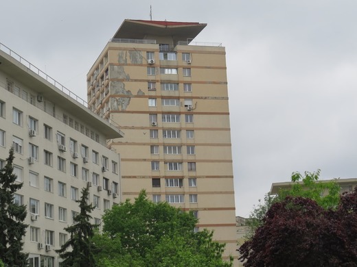 FOTOREPORTAJ: Tencuiala unui bloc din centrul Capitalei se prăbușește, la doar 3 ani de la reabilitare