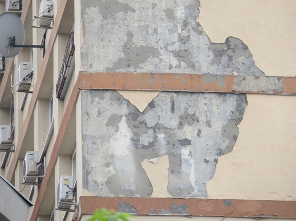 FOTOREPORTAJ: Tencuiala unui bloc din centrul Capitalei se prăbușește, la doar 3 ani de la reabilitare