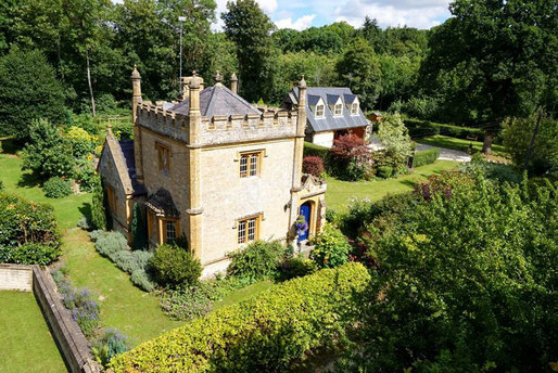 GALERIE FOTO Cel mai mic castel din Marea Britanie este de vânzare și costă cât un apartament în Londra