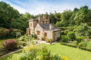 GALERIE FOTO Cel mai mic castel din Marea Britanie este de vânzare și costă cât un apartament în Londra