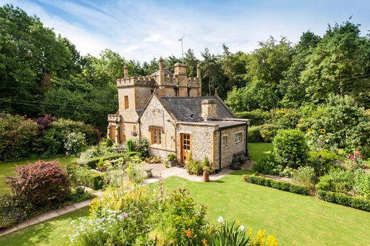 GALERIE FOTO Cel mai mic castel din Marea Britanie este de vânzare și costă cât un apartament în Londra