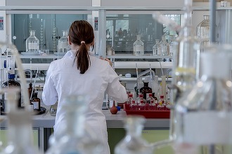 Un studiu important privind endometrioza relevă impactul glutenului, al cafelei, al produselor lactate și al alcoolului