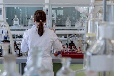 Un studiu important privind endometrioza relevă impactul glutenului, al cafelei, al produselor lactate și al alcoolului