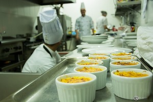 STUDIU O treime dintre români sunt nemulțumiți de serviciile oferite de angajații restaurantelor de tip fast food