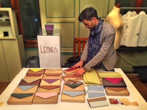 Atelierul Lemnia, o afacere tată-fiu cu genți din lemn, încearcă să intre pe piața londoneză