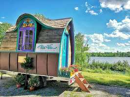 FOTO Administratorul celui mai mare lanț de hosteluri din România intră pe nișa închirierii de vanuri retro, campere și rulote vintage, mașini de epocă și tiny houses