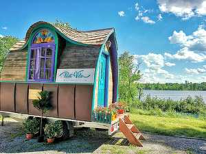 FOTO Administratorul celui mai mare lanț de hosteluri din România intră pe nișa închirierii de vanuri retro, campere și rulote vintage, mașini de epocă și tiny houses