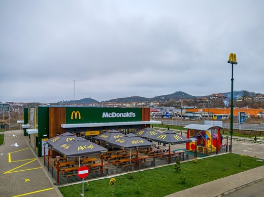 McDonald’s - amplă schimbare de meniu. Introduce în ofertă băuturi energizante, precum Dirty Dr Pepper, Mango Pineapple Refresher, Red Bull Dragonberry Energizer, în restaurantele din SUA