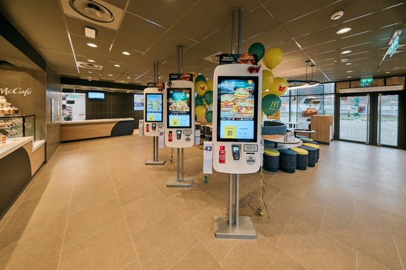 McDonald’s - amplă schimbare de meniu. Introduce în ofertă băuturi energizante, precum Dirty Dr Pepper, Mango Pineapple Refresher, Red Bull Dragonberry Energizer, în restaurantele din SUA