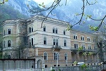 VIDEO&FOTO Fiscul vinde la licitație un hotel din Băile Herculane, construit în 1865 de austrieci. Clădirea a fost inclusă în Top 10 hoteluri bântuite