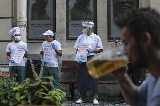 GALERIE FOTO Premieră - Angajații barurilor și restaurantelor au ieșit pe stradă