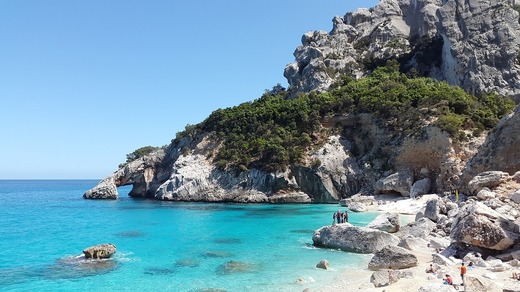 Un influencer a fost amendat pentru că a pătruns pe o plajă cu nisip roz din Sardinia