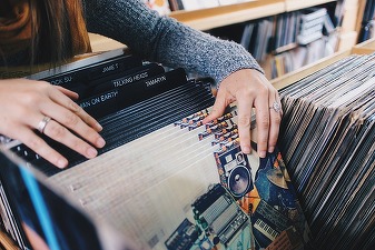 Vânzările de viniluri au depășit descărcările muzicale online, săptămâna trecută