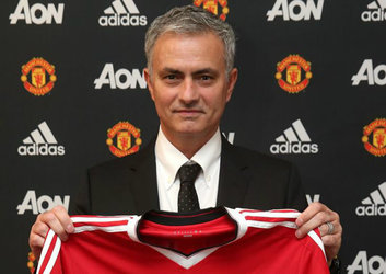 Manchester United a renunțat la filosofia lui van Gaal pentru misticismul și romantismul lui Mourinho, care devine cel mai bine plătit antrenor din lume