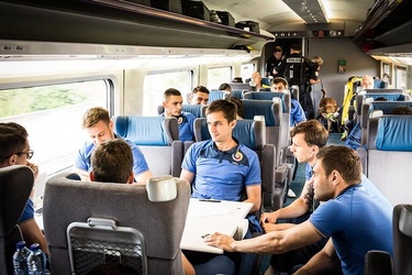 La masa bogaților, fără tacâmuri. România trebuie să treacă de Albania, care valorează mai mulți bani pe piață