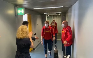 VIDEO Ana Maria Popescu, prima medaliată româncă la Olimpiadă, l-a lăsat cu mâna întinsă pe ministru
