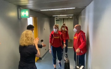 VIDEO Ana Maria Popescu, prima medaliată româncă la Olimpiadă, l-a lăsat cu mâna întinsă pe ministru
