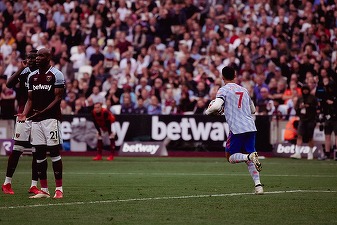 Cristiano Ronaldo l-a întrecut pe Lionel Messi în clasamentul Forbes al fotbaliștilor cel mai bine plătiți din lume