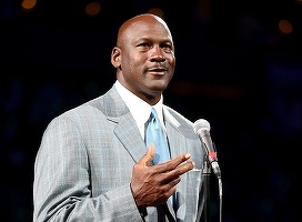 FOTO O pereche de pantofi sport purtați de Michael Jordan, vândută la licitație cu aproape 1,5 milioane de dolari