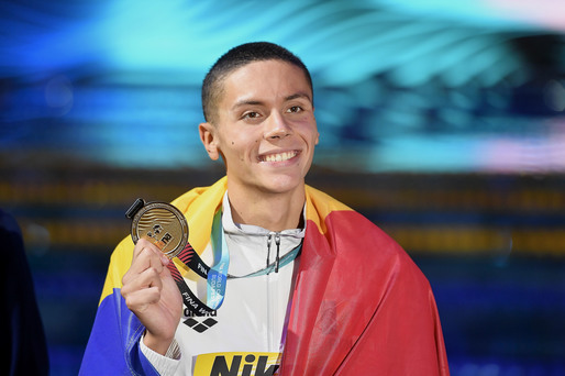 VIDEO&FOTO David Popovici, puștiul-fenomen, aduce României o nouă medalie de aur. Este deja dublu campion mondial la 17 ani. Primul care reușește performanța după 1973