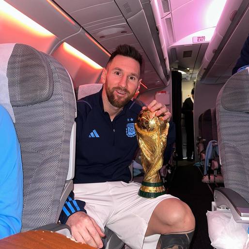 FOTO Messi a dormit cu trofeul Cupa Mondială. Aproape un milion de ”like-uri” în mai puțin de o oră